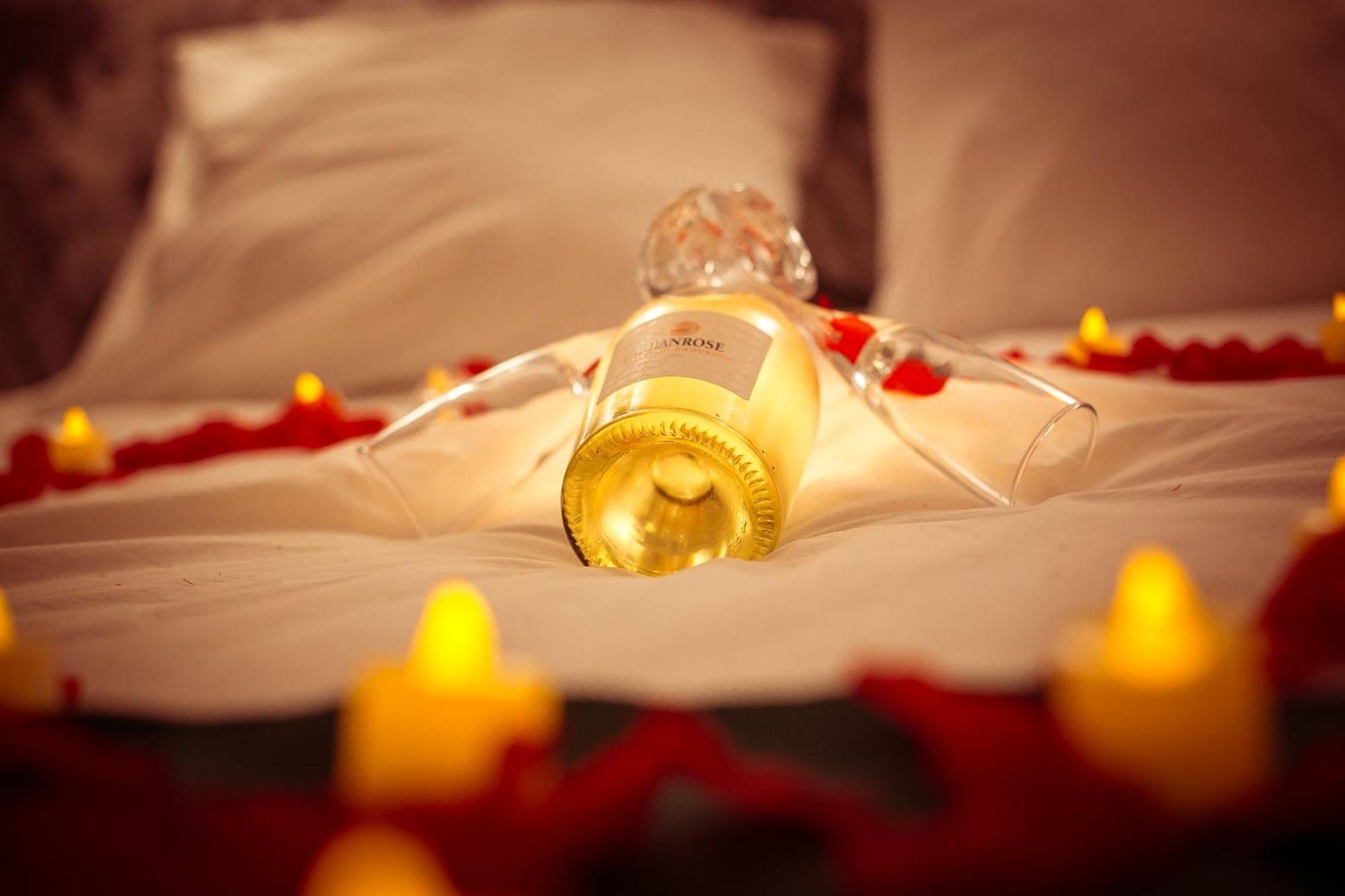 Love Room Du Mont D'Or - Baignoire Spa - Minibar Offert Марсель Экстерьер фото